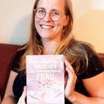 Anna-Katharina Pohl mit eigenem Buch in der Hand