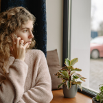 Frau am Fenster